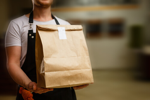 Stały partner w biznesie HoReCa – dlaczego nawet mała restauracja zyskuje na stałej współpracy z hurtownią opakowań?