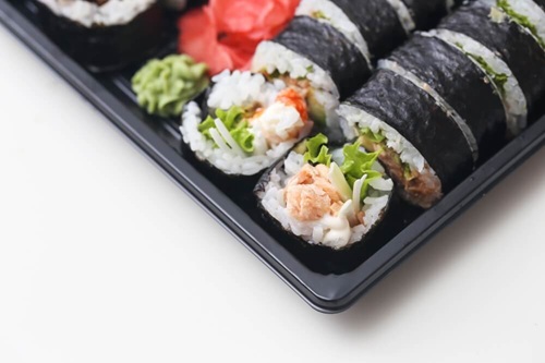 Opakowanie do zadań specjalnych – jak zachować estetykę sushi podczas transportu?